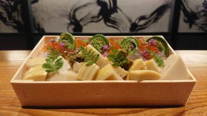 鯛の昆布〆加減酢ジュレと山菜の二色御飯